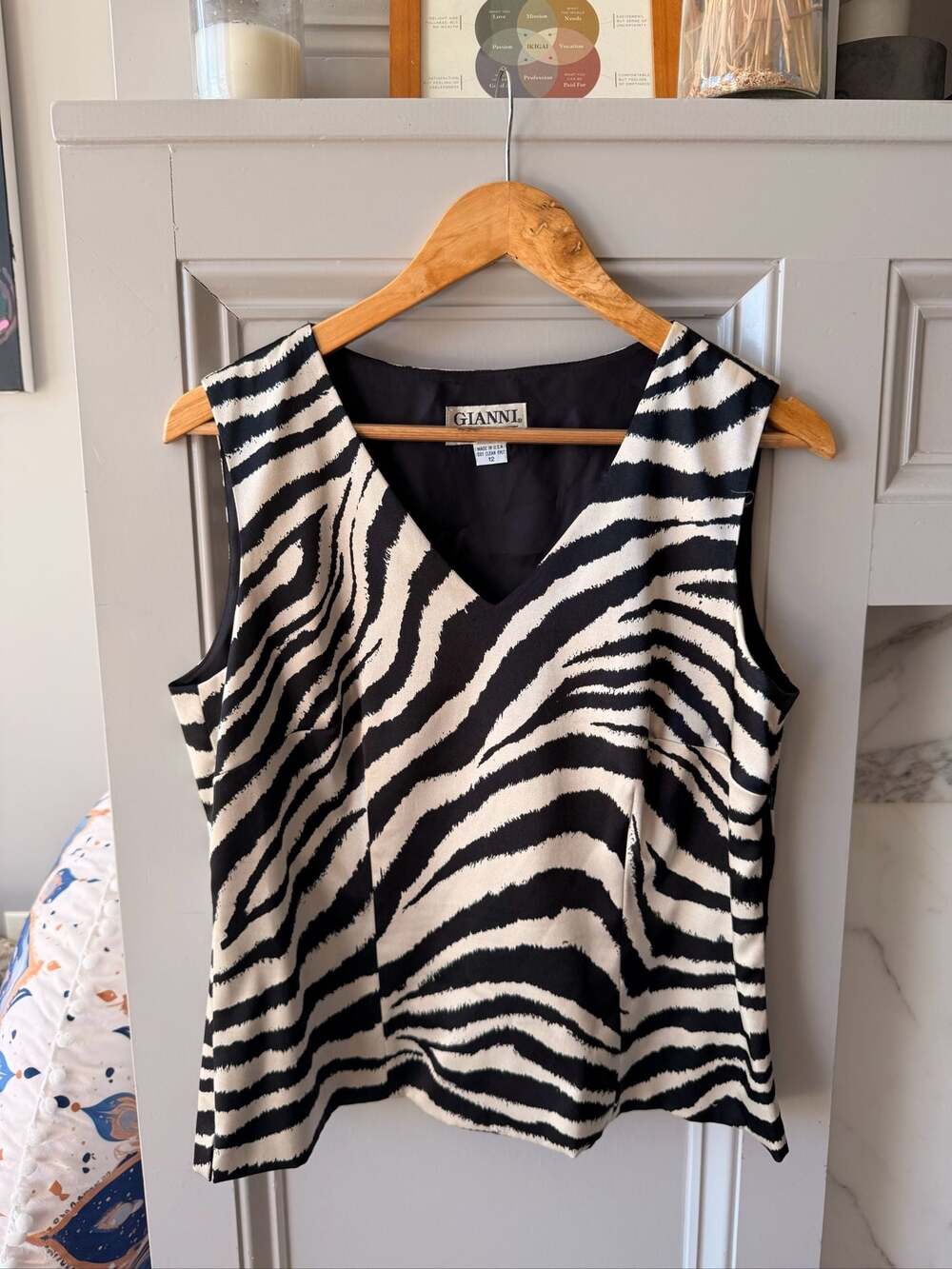 GIANNI Vintage Black and White Zebra Print V-Neck Sleeveless Blouse Top Size 12